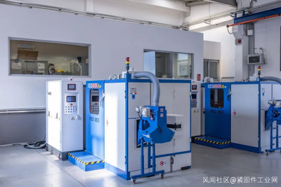 “打螺絲”太累,提桶跑路?試試這臺冷鐓搓絲一體機